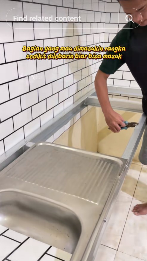 9 Potret dapur mungil dimakeover cuma modal Rp200 ribu jadi estetik, cocok untuk kaum mendang-mending