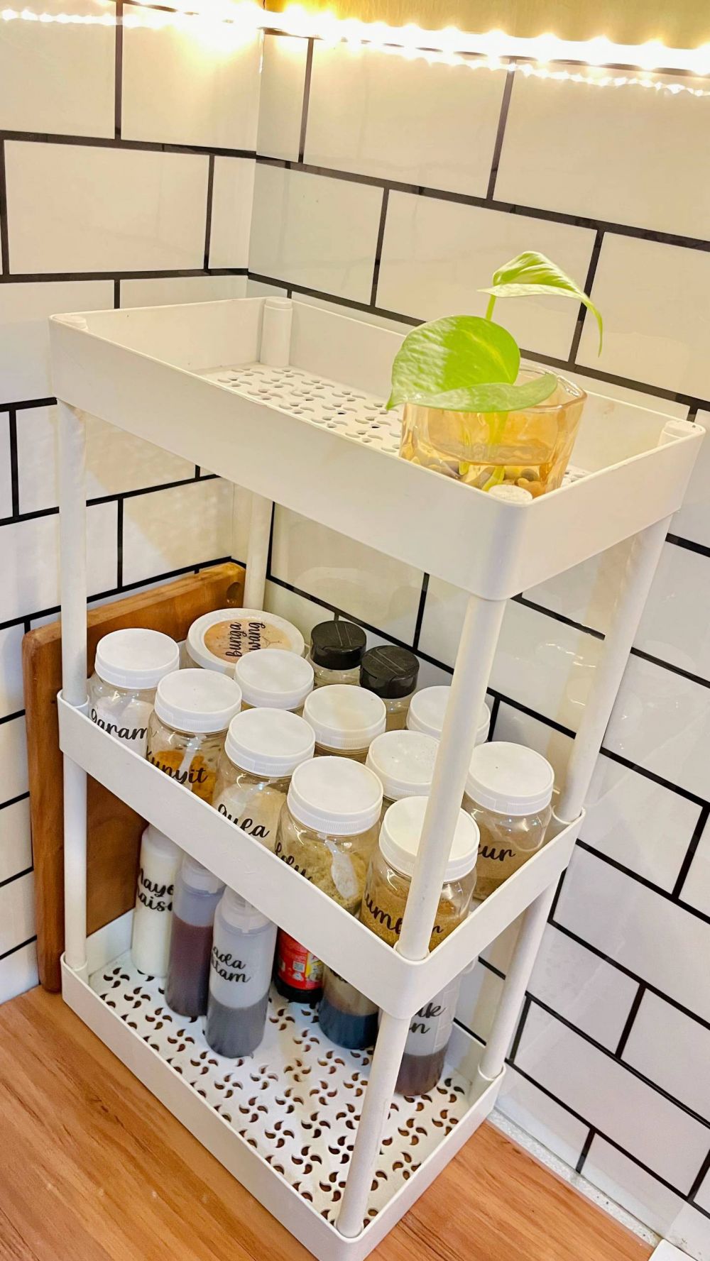 9 Potret dapur mungil dimakeover cuma modal Rp200 ribu jadi estetik, cocok untuk kaum mendang-mending