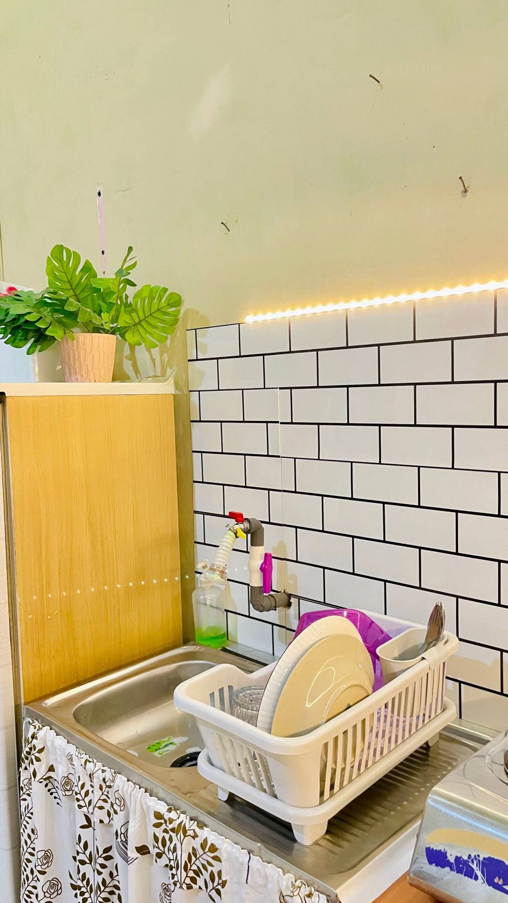 9 Potret dapur mungil dimakeover cuma modal Rp200 ribu jadi estetik, cocok untuk kaum mendang-mending