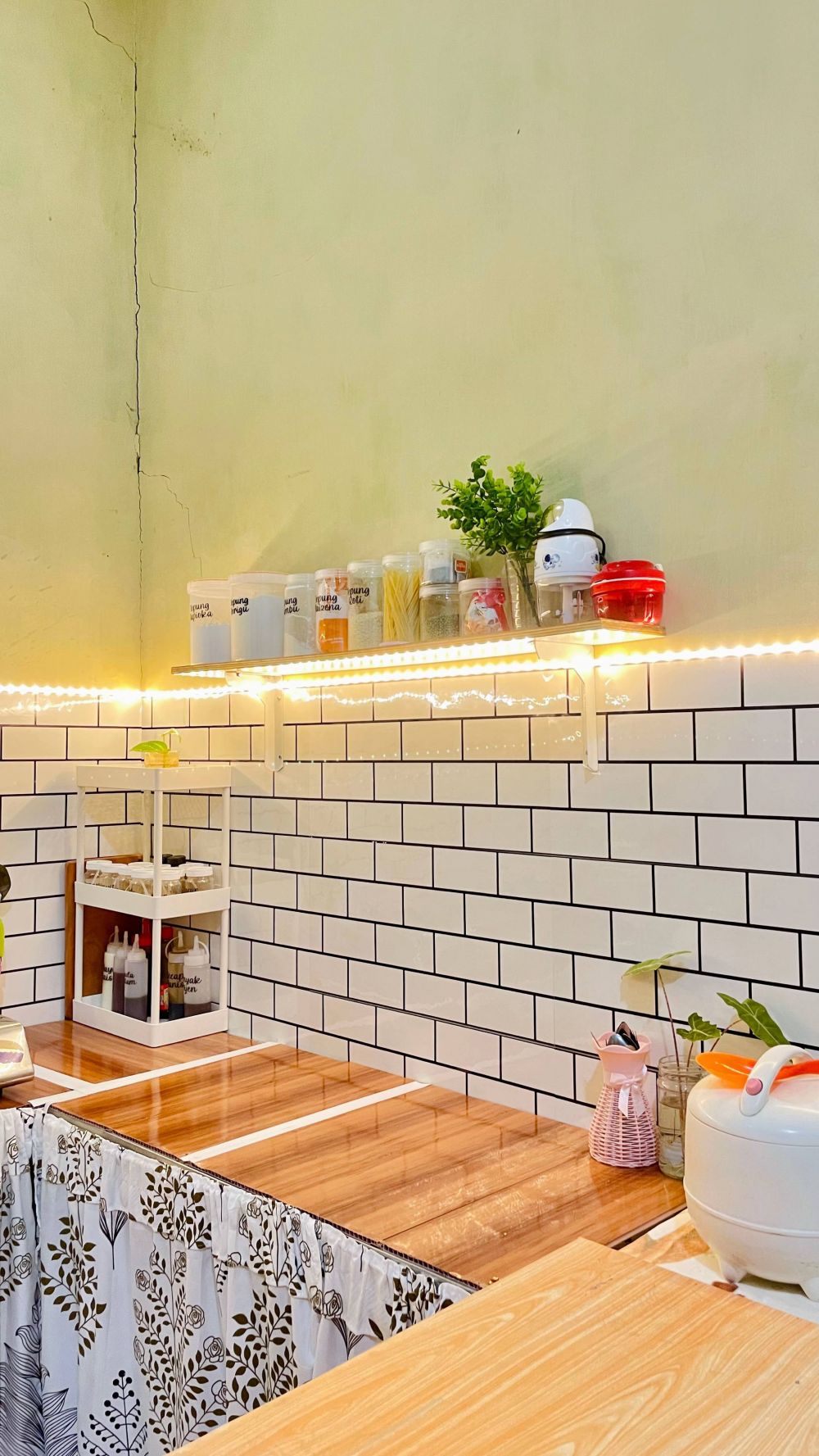 9 Potret dapur mungil dimakeover cuma modal Rp200 ribu jadi estetik, cocok untuk kaum mendang-mending