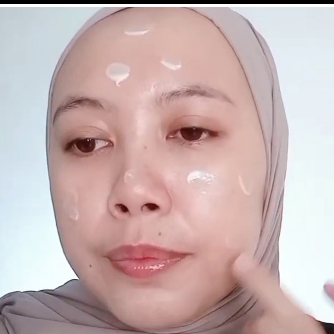Wajah berminyak atau mudah berkeringat? Ini trik bikin makeup awet antilongsor dan tak crack seharian