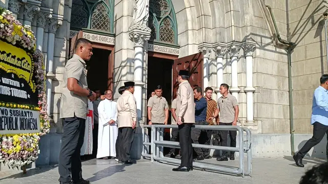 Prabowo melayat Uskup Mgr. Petrus Turang di Katedral Jakarta, ungkap punya hubungan saudara