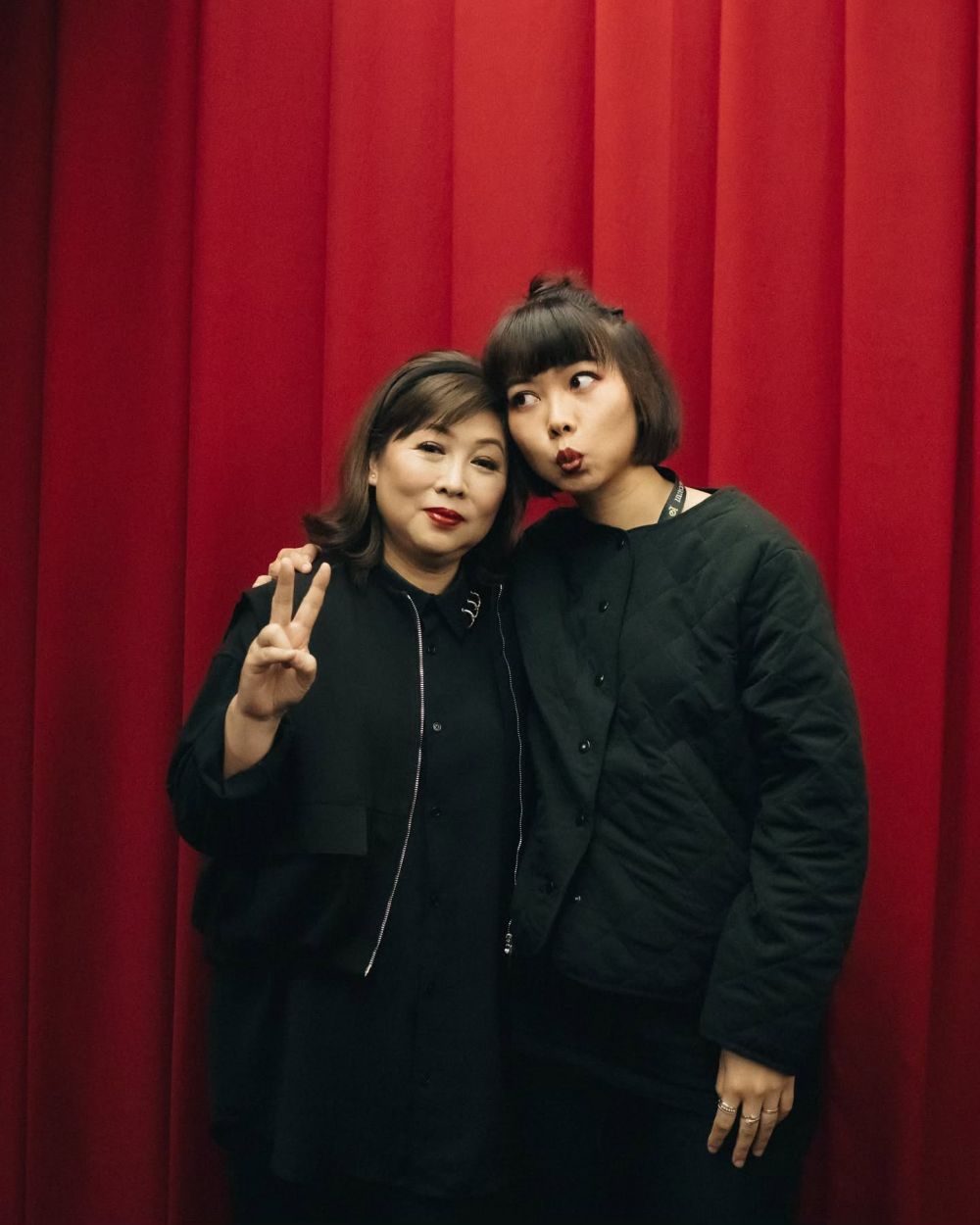 Bocah kuncir dua ini ternyata ibu penyanyi top, 11 transformasinya tak kalah cantik dari anaknya