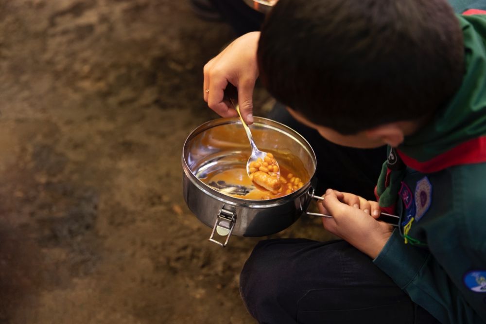Kenapa emak ngelarang nyendok sayur pakai sendok makan? Ini alasannya bukan cuma soal etika