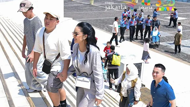 Ajak anak cucu liburan keliling Jakarta naik transportasi umum, gaya elegan Krisdayanti jadi sorotan