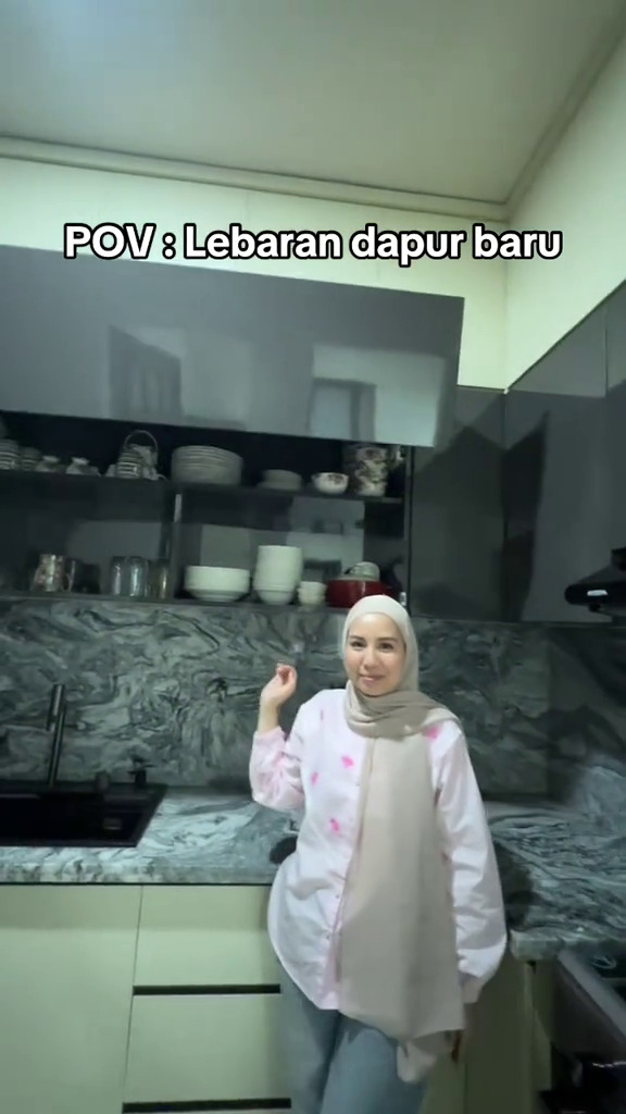 9 Potret dapur baru Tya Ariestya mewah pakai granit, kabinetnya canggih bisa buka-tutup otomatis