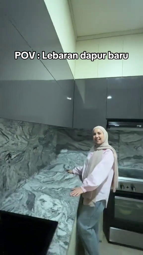 9 Potret dapur baru Tya Ariestya mewah pakai granit, kabinetnya canggih bisa buka-tutup otomatis