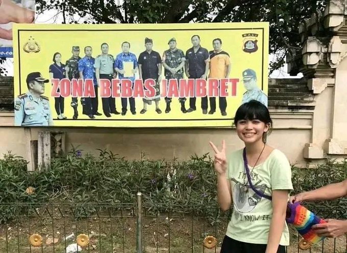 15 Potret kebetulan di jalan raya ini bikin mata kamu sulit berkedip, momennya pas banget