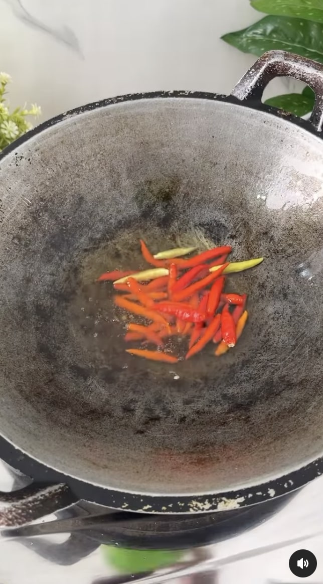 Trik bikin sambal pecel lele selezat di warung tenda, jangan asal goreng bahan-bahan