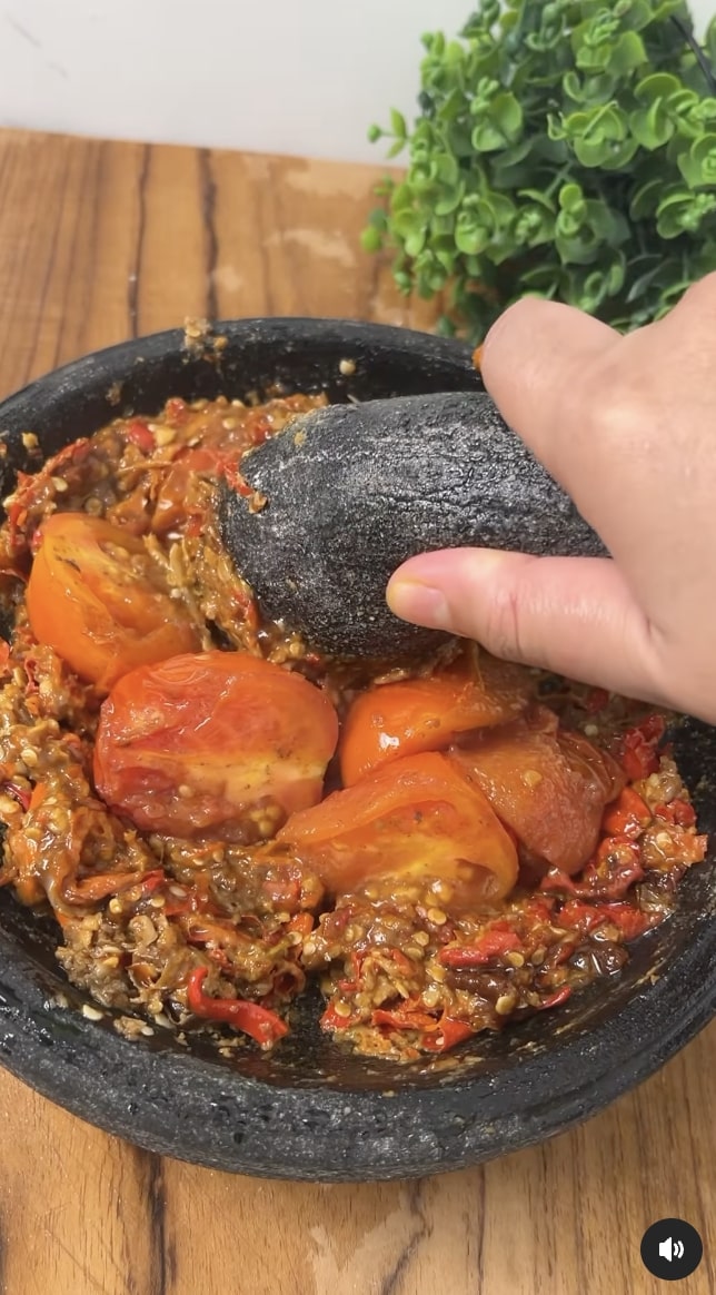 Trik bikin sambal pecel lele selezat di warung tenda, jangan asal goreng bahan-bahan