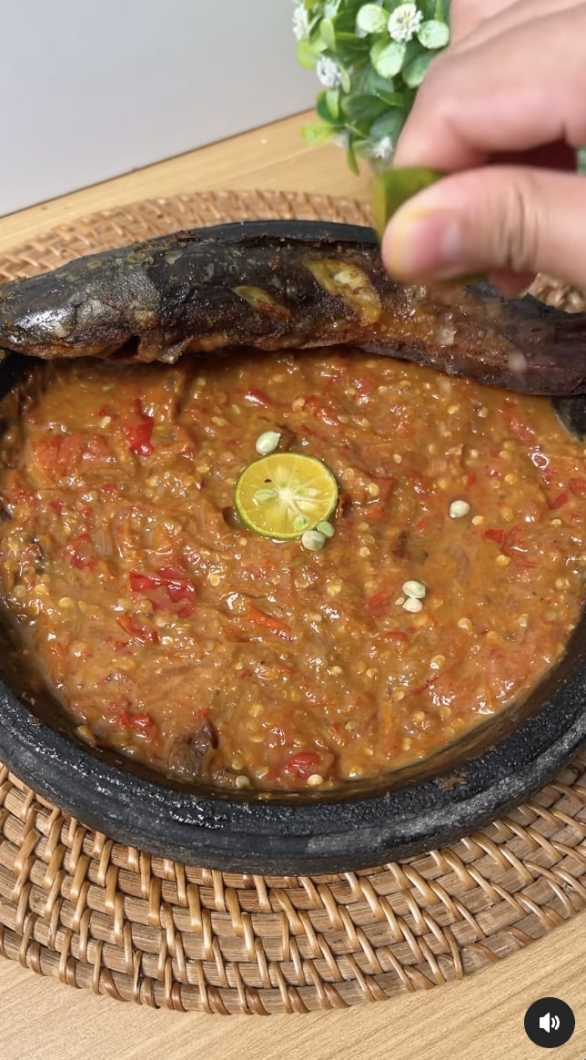 Trik bikin sambal pecel lele selezat di warung tenda, jangan asal goreng bahan-bahan