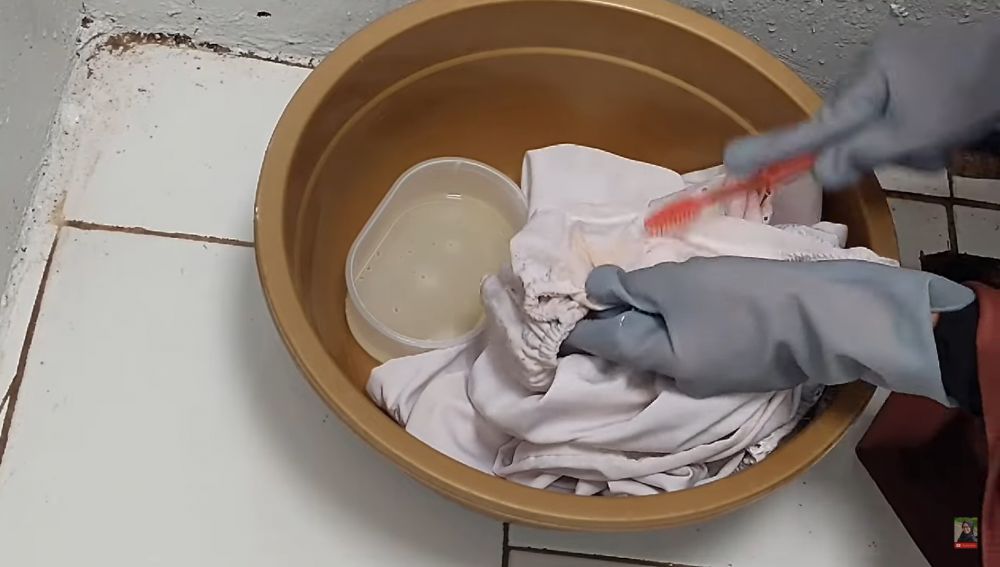 Cara menghilangkan bintik hitam akibat jamur di mukena putih, hasilnya baru dalam 30 menit