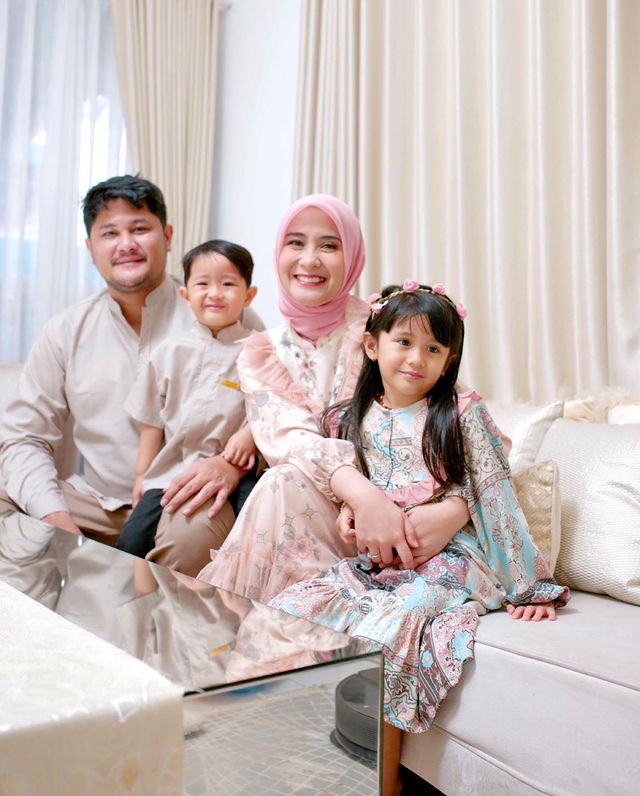 Bocah ini pernah jadi Ratu FTV kini jarang tersorot, 11 potret terbarunya jadi emak-emak berhijab