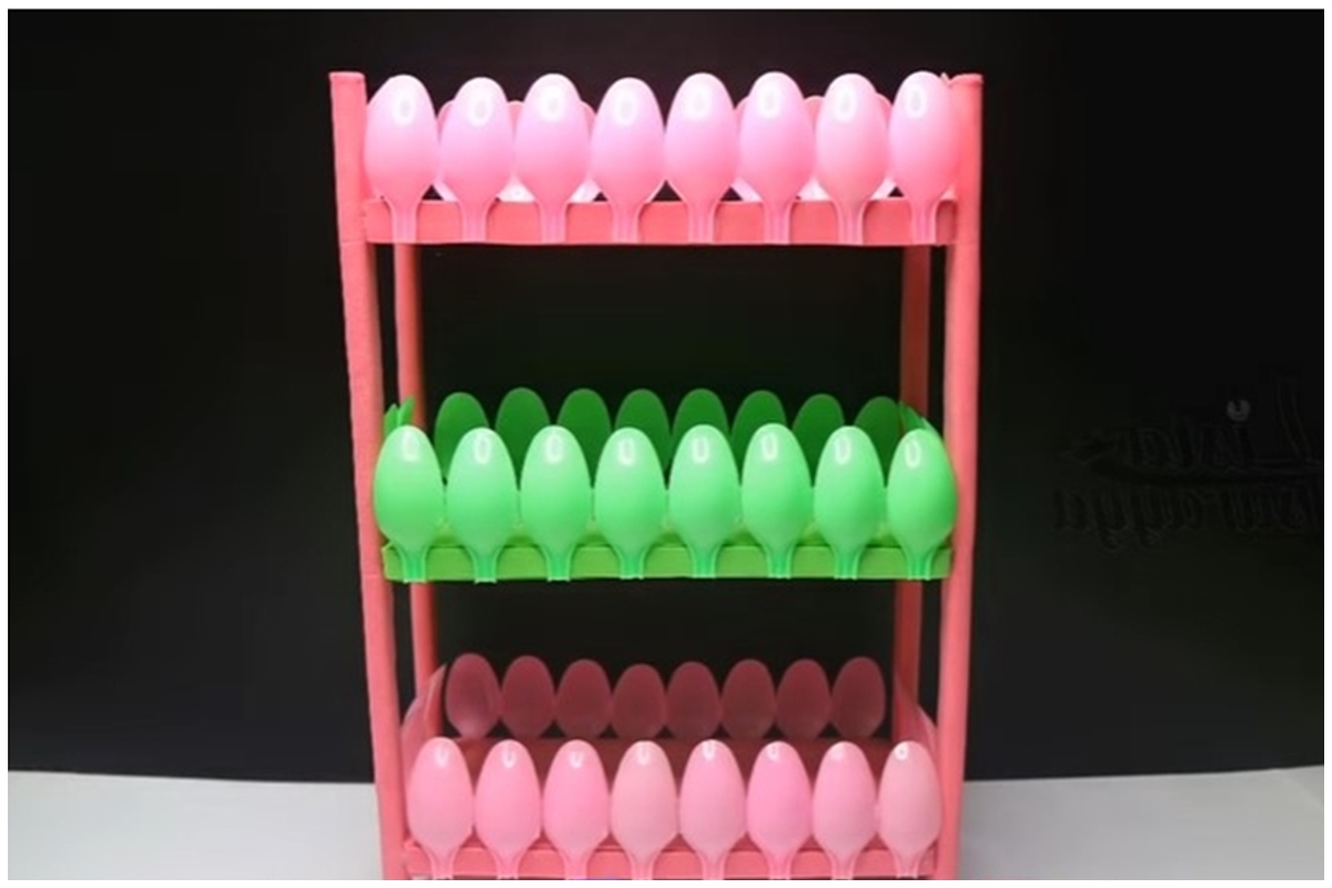 Trik bikin rak bumbu estetik serbaguna cuma modal sendok plastik bekas