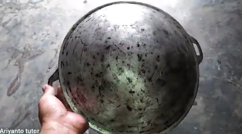 Trik mudah bersihkan kerak tebal di pantat wajan, cuma pakai tambahan 1 bumbu masakan