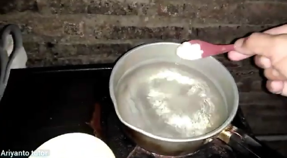 Trik mudah bersihkan kerak tebal di pantat wajan, cuma pakai tambahan 1 bumbu masakan