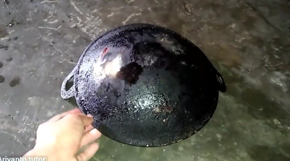 Trik mudah bersihkan kerak tebal di pantat wajan, cuma pakai tambahan 1 bumbu masakan