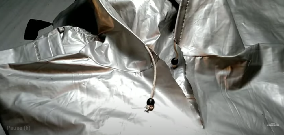 Trik mudah memperbaiki jas hujan robek tanpa perlu dijahit, cuma modal 2 alat sederhana