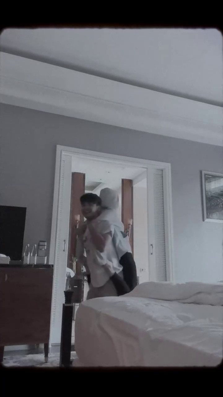 Sempat tunda punya momongan, 9 momen Bintang Emon umumkan istri hamil anak pertama usai 3 tahun nikah