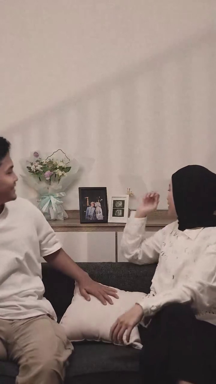 Sempat tunda punya momongan, 9 momen Bintang Emon umumkan istri hamil anak pertama usai 3 tahun nikah