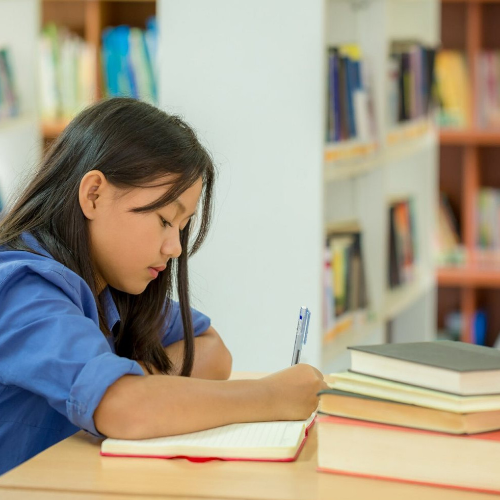 10 Contoh discussion text bahasa Inggris berbagai topik dan terjemahannya, lengkap dengan strukturnya