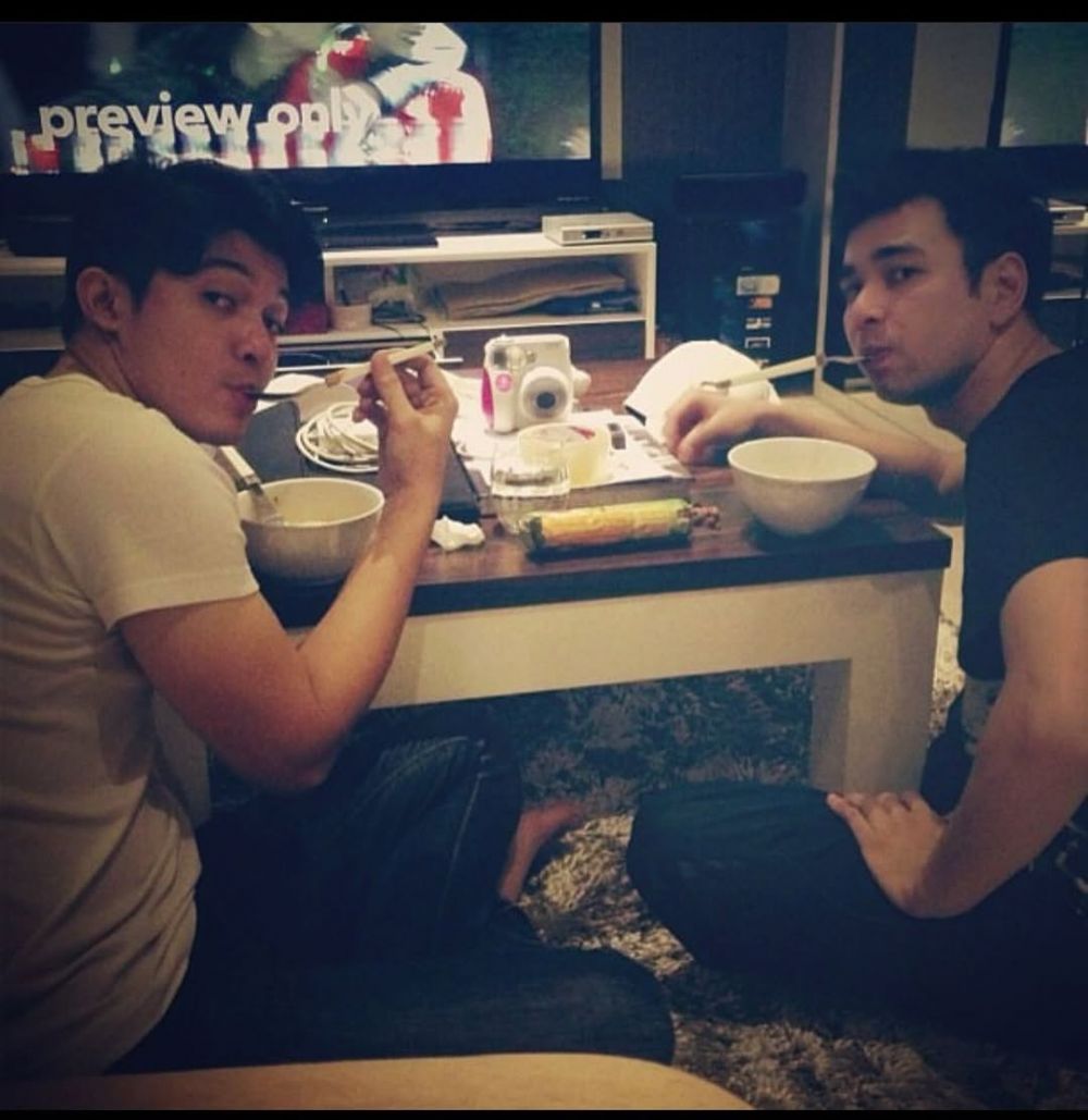 Susah bareng sejak zaman remaja, ini 9 potret lawas persahabatan Raffi Ahmad dan Irwansyah