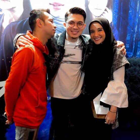 Susah bareng sejak zaman remaja, ini 9 potret lawas persahabatan Raffi Ahmad dan Irwansyah