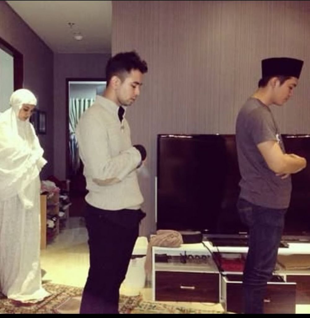 Susah bareng sejak zaman remaja, ini 9 potret lawas persahabatan Raffi Ahmad dan Irwansyah