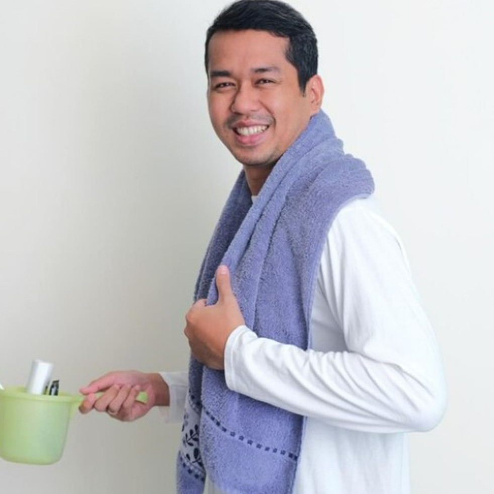 Nggak perlu beli baru, ini cara menambal gayung yang jebol dengan tambahan 1 bahan masak