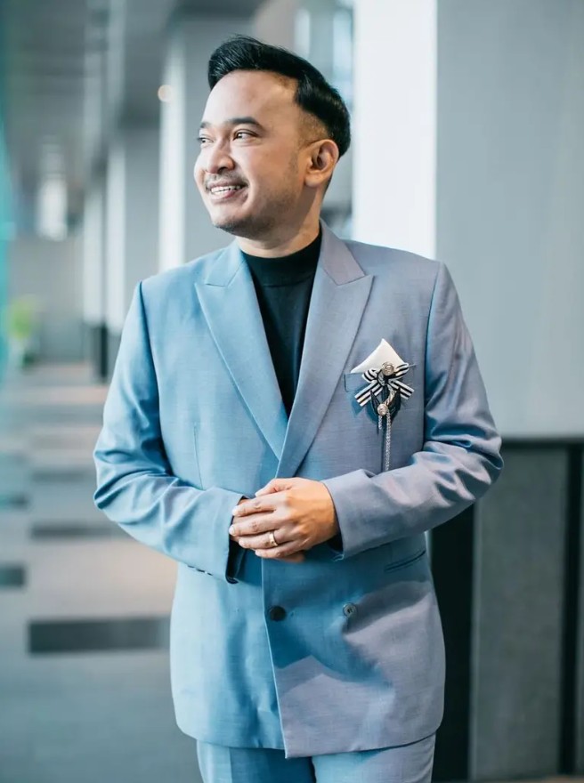  Bocah polos ini dulu OB di hotel kini kariernya moncer jadi presenter, ini 11 potret transformasinya