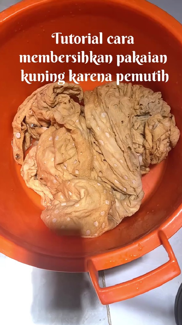 Cuma direndam 15 menit, ini trik kembalikan warna baju putih menguning pakai 1 tambahan bahan dapur
