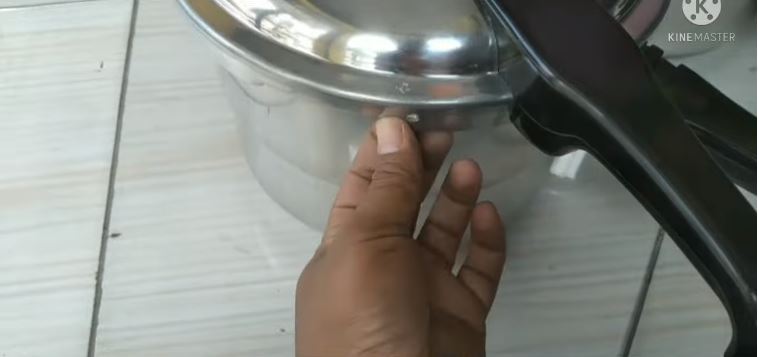 Trik simpel membuka panci presto yang terkunci tanpa dibongkar
