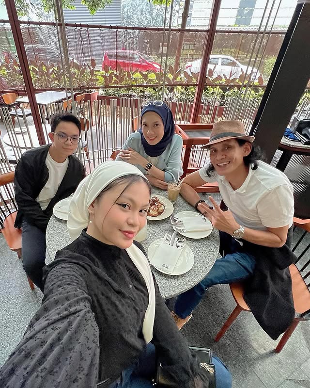 Walid di Bidaah doyan nikahi wanita muda ternyata aslinya family man, ini 9 potretnya bareng keluarga