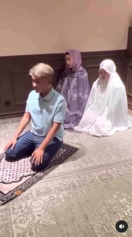 Usai mualaf, Ruben Onsu jadi imam salat Desy Ratnasari, ini reaksi santai mantan suami Sarwendah