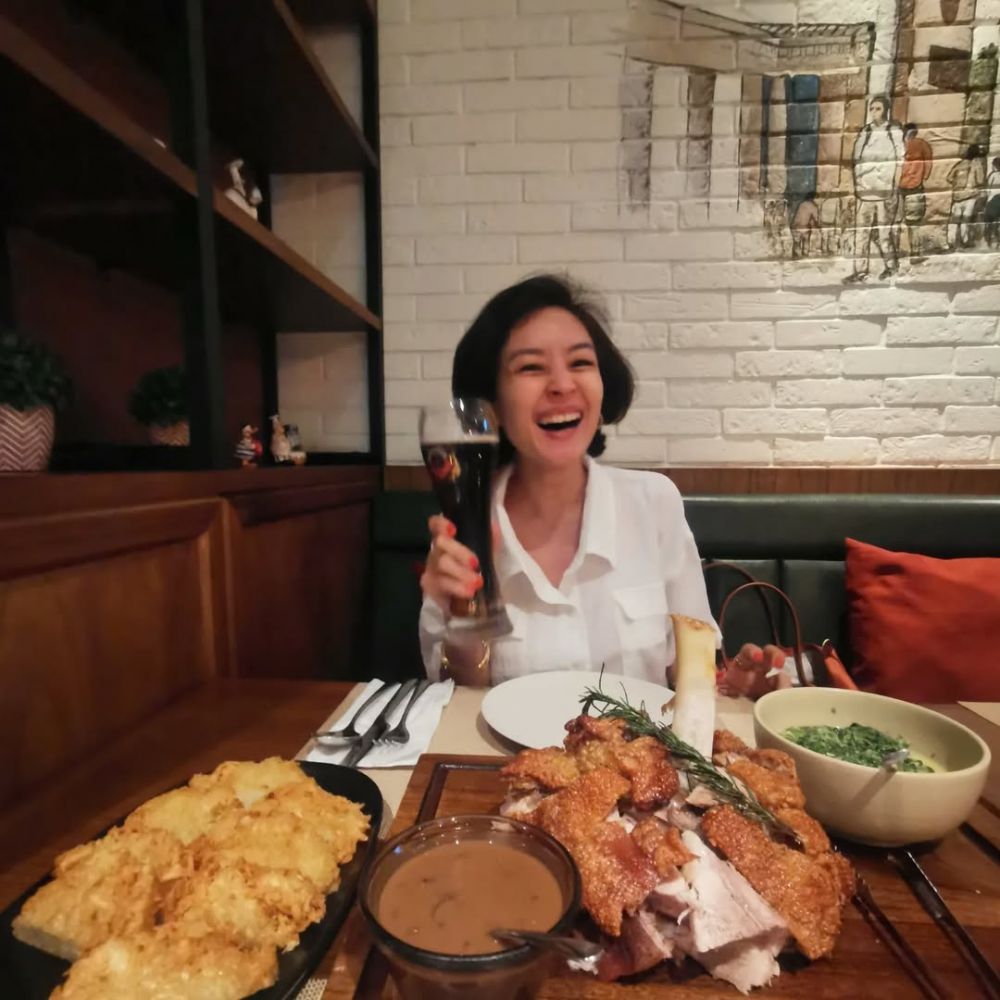 Wanita di iklan sabun ini kecantikannya tak luntur, 9 potret terbarunya betah melajang di usia 40-an