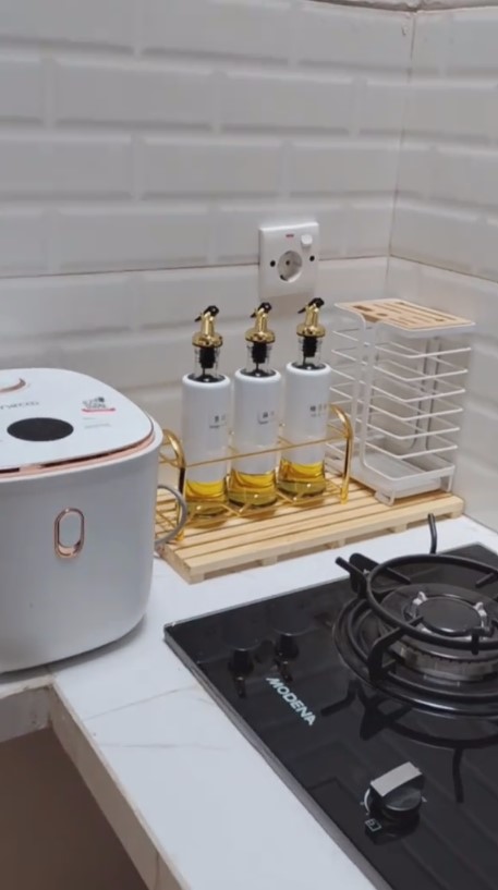 Tampilan awalnya sederhana, 11 potret dapur mungil serba hijau usai makeover ini glow up pol