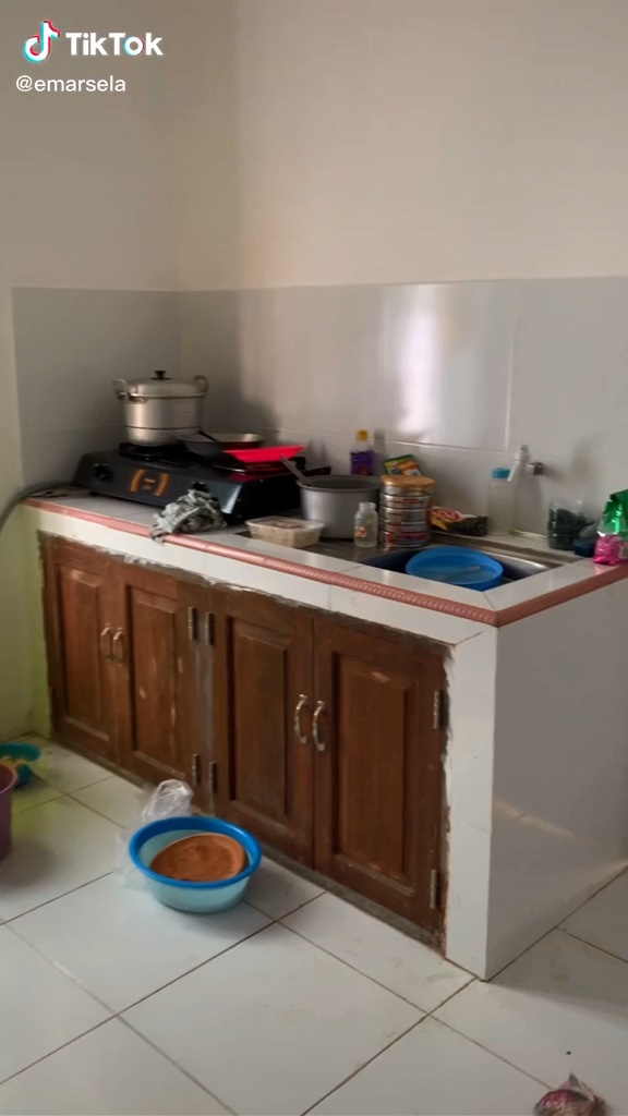 Makeover dapur tanpa kitchen set jadi serba biru ini bikin suasana makin beda, ini 9 potretnya