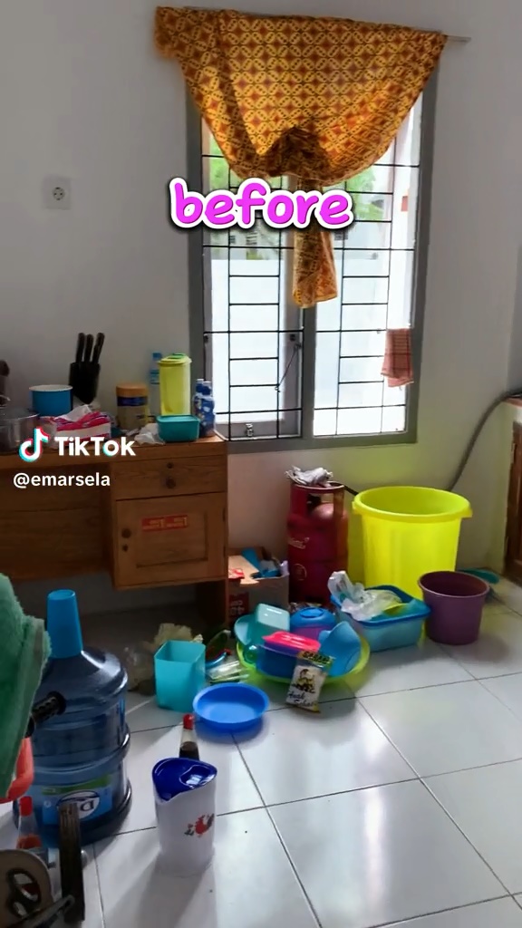 Makeover dapur tanpa kitchen set jadi serba biru ini bikin suasana makin beda, ini 9 potretnya