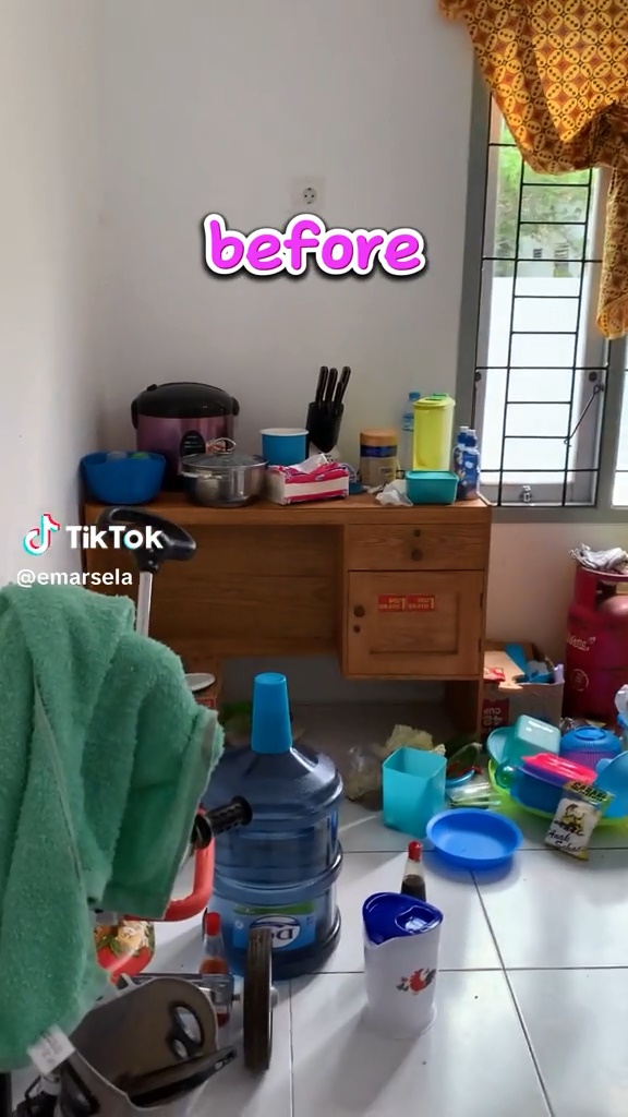 Makeover dapur tanpa kitchen set jadi serba biru ini bikin suasana makin beda, ini 9 potretnya