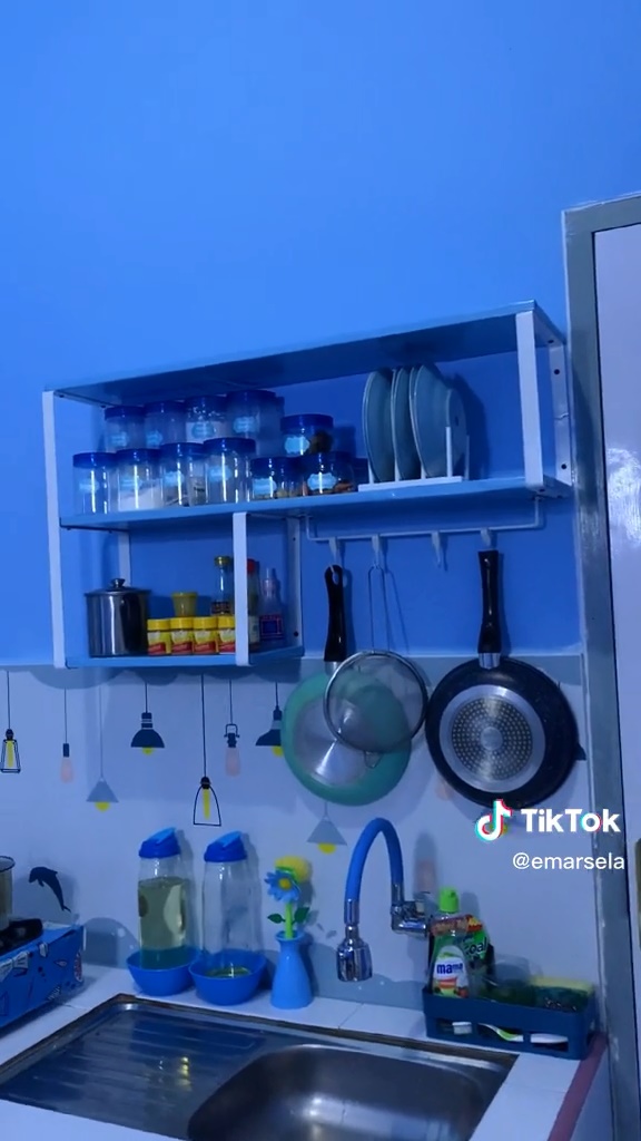 Makeover dapur tanpa kitchen set jadi serba biru ini bikin suasana makin beda, ini 9 potretnya