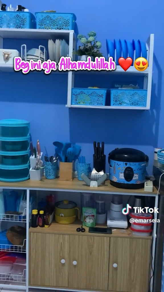 Makeover dapur tanpa kitchen set jadi serba biru ini bikin suasana makin beda, ini 9 potretnya