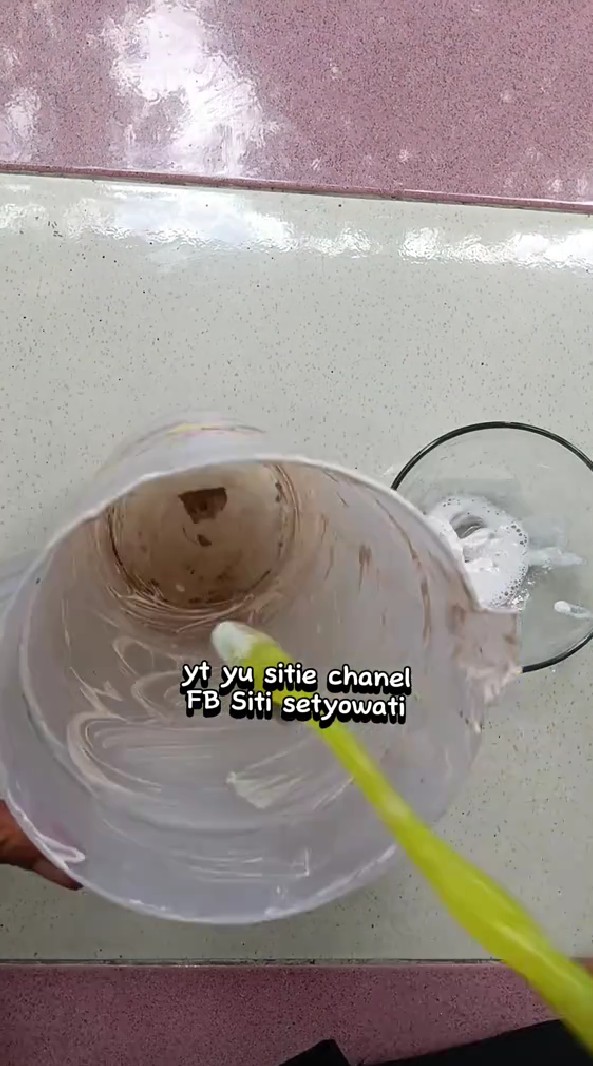 Dari buluk jadi kinclong seperti baru, ini trik bersihkan teko plastik pakai tambahan 1 bahan dapur