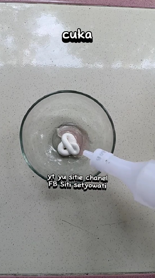 Dari buluk jadi kinclong seperti baru, ini trik bersihkan teko plastik pakai tambahan 1 bahan dapur