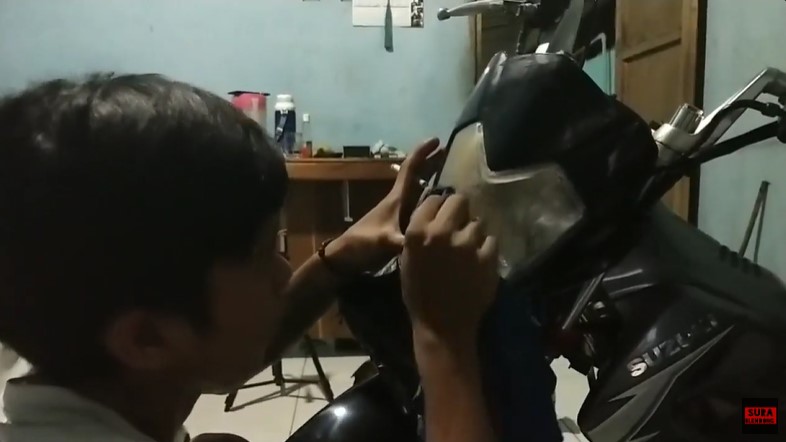 Trik bersihkan kaca lampu motor kuning buram jadi kinclong ala bapak-bapak, ampuh tambah 1 bahan dapur