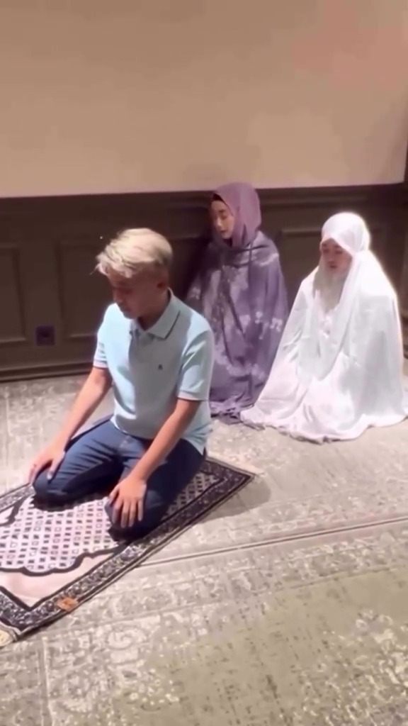 Akui cuma sahabatan, intip 9 potret kedekatan Ruben Onsu dan Desy Ratnasari