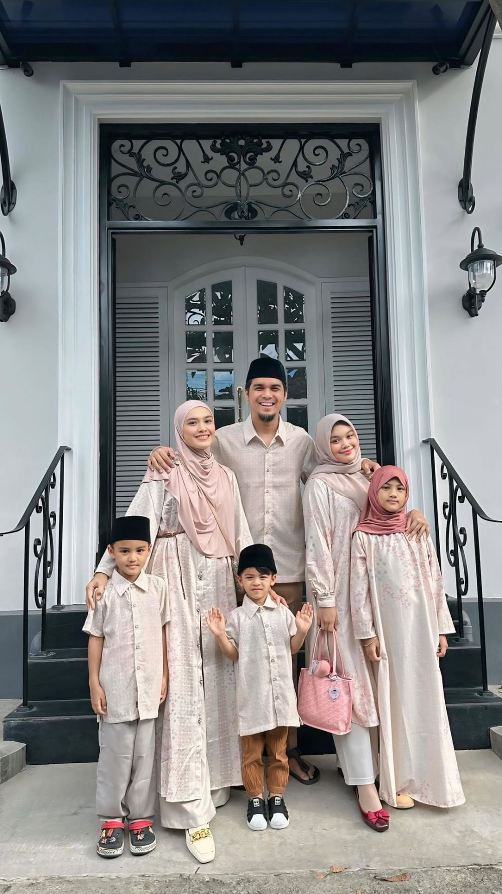 Bocah di susu kaleng ini gedenya jadi aktor top, kini pilih hijrah, intip 12 transformasinya