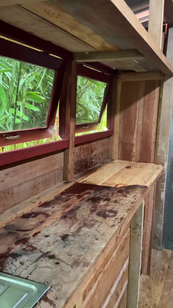 Awalnya tampak biasa, 9 potret dapur kayu usai dimakeover kecil-kecilan ini kayak tempat masak di vila