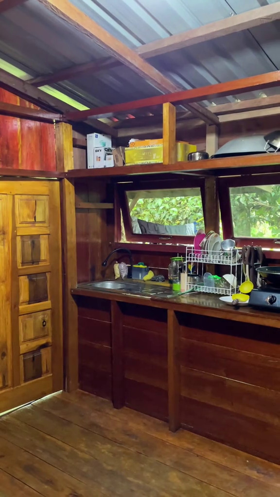 Awalnya tampak biasa, 9 potret dapur kayu usai dimakeover kecil-kecilan ini kayak tempat masak di vila