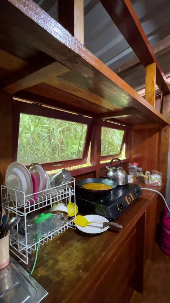 Awalnya tampak biasa, 9 potret dapur kayu usai dimakeover kecil-kecilan ini kayak tempat masak di vila