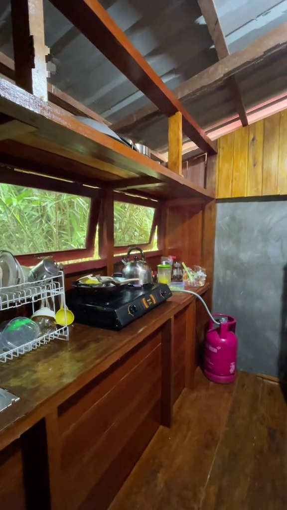 Awalnya tampak biasa, 9 potret dapur kayu usai dimakeover kecil-kecilan ini kayak tempat masak di vila